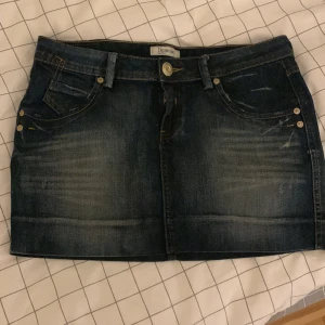 Vintage jeanskjol - Säljer denna lågmidjade jeanskjol då den är för stor för mig, den är vintage och passar perfekt nu till våren och sommaren. Jag skulle påstå att det är en M/ L i storlek. Inga deffekter förekommer då den knappt är använd. 💖