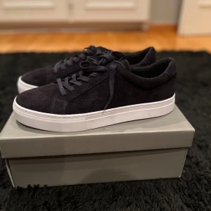 Vagabond skor - Säljer mina vagabond skor som var för stora för mig och glömde skicka tillbaka dom. Har aldrig använt de och har av er om ni vill ha mer bilder eller nått hör av er ba så löser vi allt😃😃