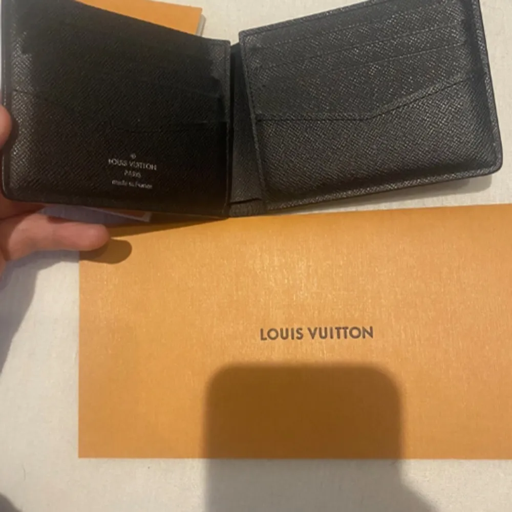 Säljer denna sjukt snygga louis vuttion plånbok som jag köpte av min kusin. Självklart äkta. Nästan nyskick✅ priset är inte hugget i 🪨 . Accessoarer.