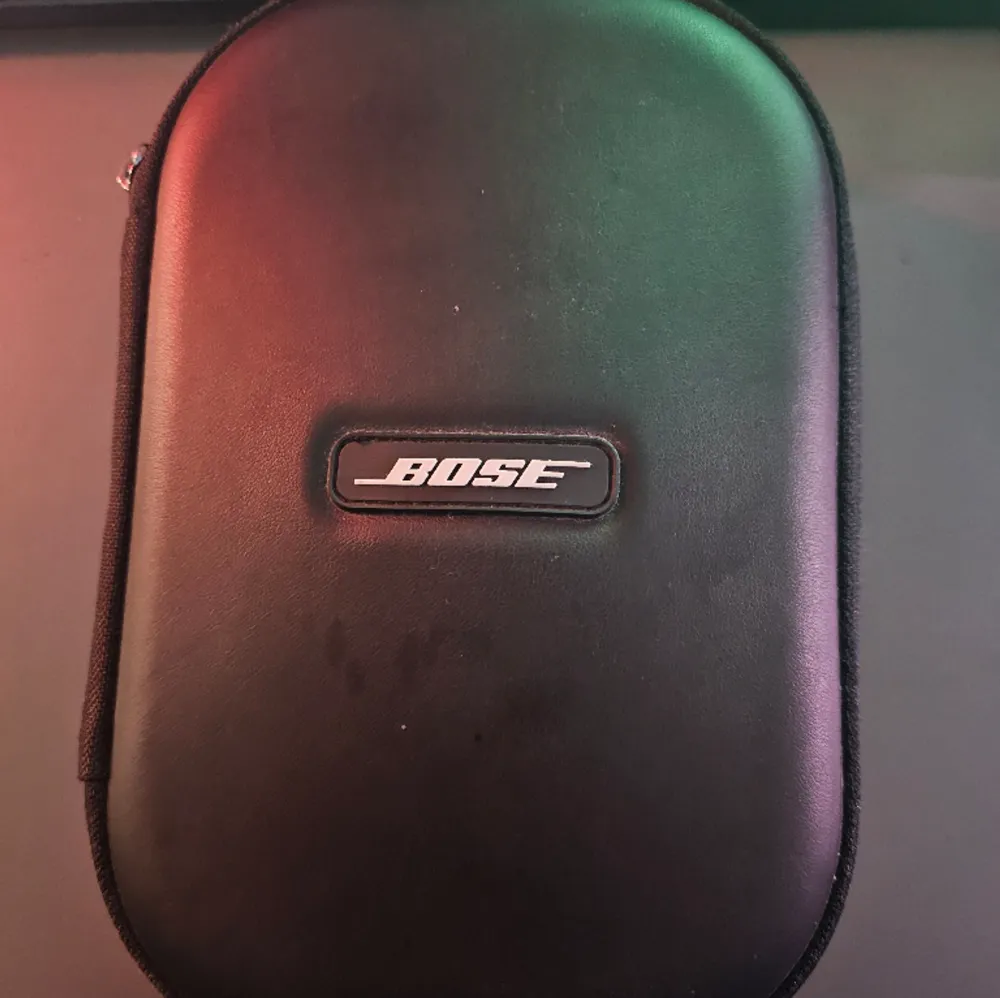 Bose Quietcomfort 25 with all accessories including adapter for airplane, and with Travelcase Mint condition, barely used. Accessoarer.