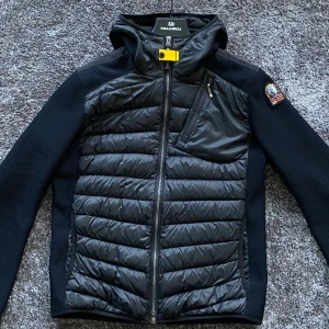 Parajumpers Warm Up - Säljer nu den Populära Svarta Parajumpers Warm Up vår jackan i storlek L, originellt köpt för 3799 från johnells. Medföljer extra knappar och pristaggen. *Kontakta vid flera frågor eller fler bilder* 