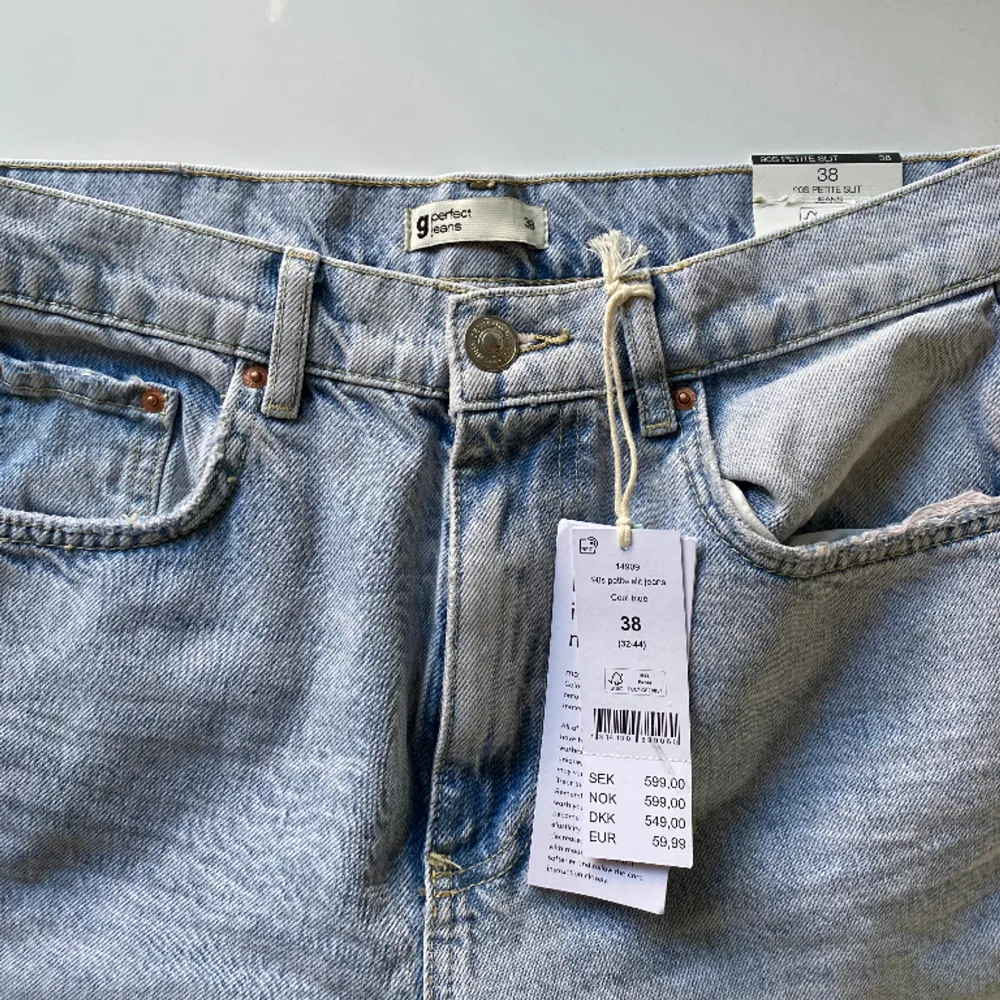 Blåa Jeans i storlek 38 som aldrig använts.. Jeans & Byxor.