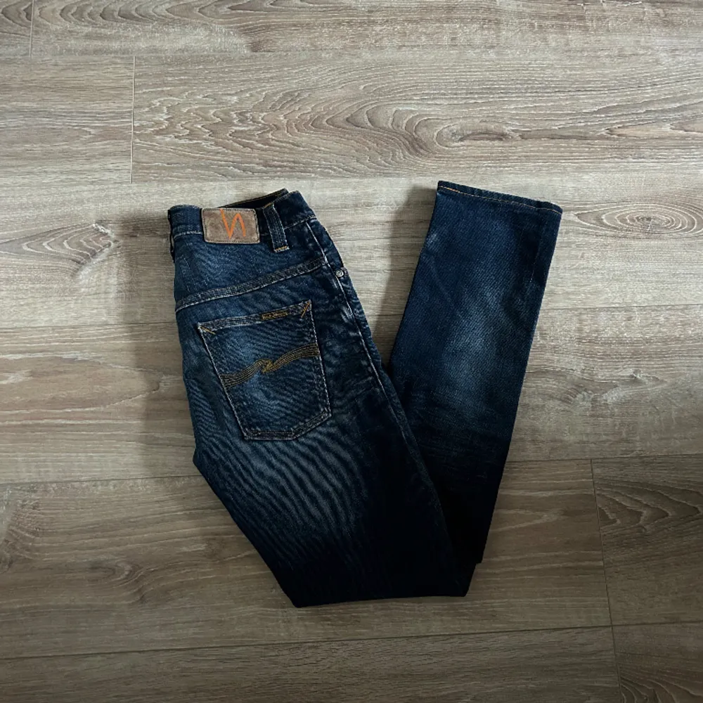 Ett par jeans i absolut topp skick och som dessutom har en extremt snygg tvätt. Nypriset på dessa jeans ligger på runt 1000kr. Längden på byxorna är 97cm och midjan 37cm jämför gärna med ett par egna och sen är det fritt fram att använda ”köp nu”.. Jeans & Byxor.