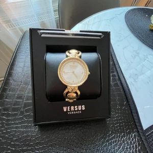 Versace klocka  - Klocka använd ett fåtal gånger inköpt från Zalando. Kan förlängas i bandet. 