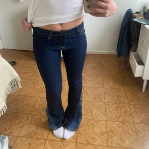 Gina lågmidjadejeans bootcut💓 - Omsydda till bootcut, nyskick w29 L32  Super skönt material säljer pga mycket kläder i garderoben skriv vid frågor 🤗