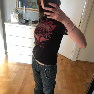 T-shirt - T-shirt som jag älskarr men som jag inte använder längre. Köpt på en marknad i somras för 250kr men säljer för 215. Pris kan diskuteras o fråga bara för fler bilder 🫶🫶❤️