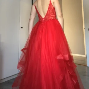 Balklänning  - Intresseanmälan!!! Jag skulle vilja sälja min balklänning för att jag inte är bekväm i den längre. Den är sprillans ny, aldrig använd och inköpt för någon månad sen. Inköpspris 3045kr säljer för 2300kr. Billigare vid snabb affär 