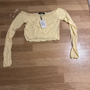 Croppad  off shoulder topp - Croppad långärmad off shoulder topp från Bikbok, storlek XS. Oanvänd! 