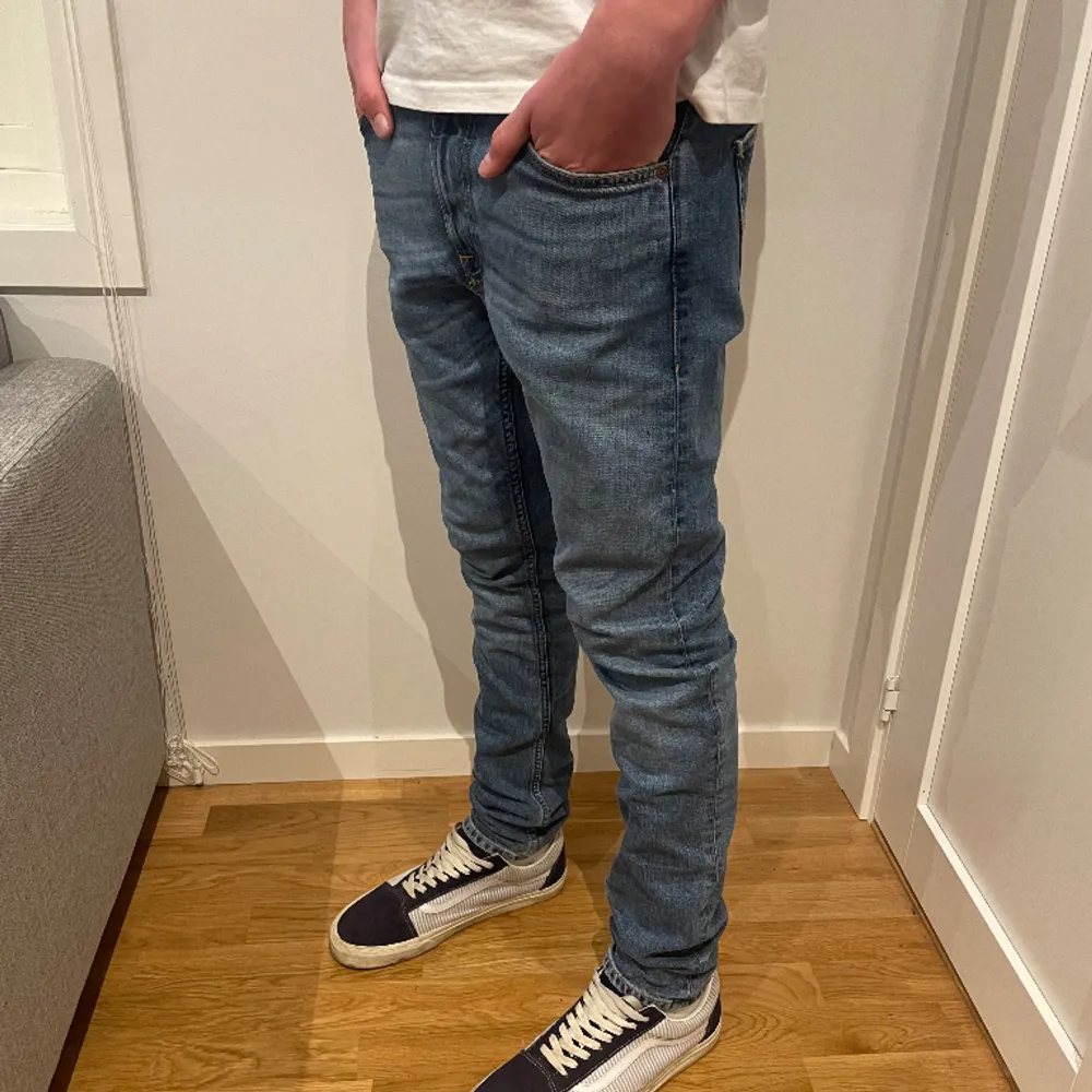 Nudie jeans i modellen Lean Dean. Mycket bra skick. Lite dåligt ljus i andra bilden men det är samma jeans. Storlek 29/32. Modellen är 187 cm ungefär. . Jeans & Byxor.