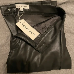 Skinnbyxor  - Säljer mina trendiga skinnbyxor från Venderbys (finns ej kvar på hemsidan) helt oanvända med prislapp kvar 🙌🏼 Storlek XS, men stora i storleken!!  Köpa för ca 800, säljer för 300  Priset kan diskuteras🌸