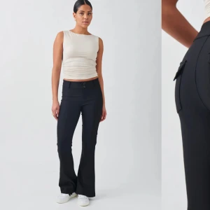 Kostymbyxor från Gina - Säljer likadana fast mörkgrå. Slutsålda i denna färg på på hemsidan. Aldrig använda och med lappen kvar. Sitter så snyggt. Hör gärna av dig vid frågor eller fler bilder.