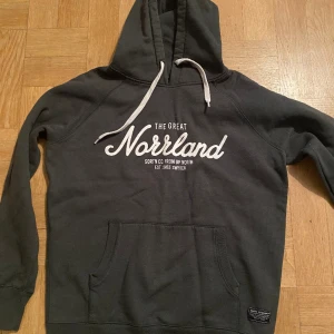 Norrland hoodie - Norrland hoodie, storlek xs men passar även s. Mörkgrön