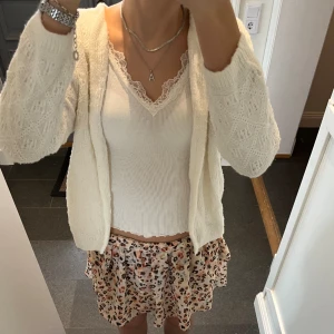 Vit stickad kofta  - Vit stickad kofta utan knappar från Orlon. Kan inte hitta storlek men skulle säga S. Fint skick. Använd gärna köp nu!