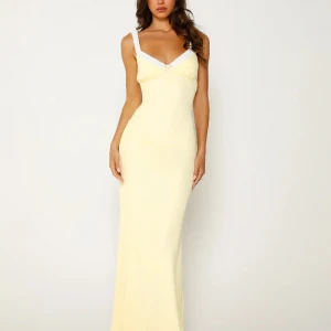 Ny med prislapp! Gul balklänning/långklänning från Tigermist - Ljusgul Balklänning från Tigermist, så fin men har bestämt mig för en annan klänning och pga dyr tull kan jag ej returnera. Normal i storlek, passar S-XS. Modellen på bilden har storlek XS på sig💕 köpt för ca 1100 inklusive 300kr tull.