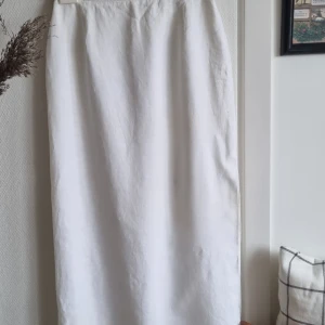 Maxikjol i 100% linne  - Sparsamt använd och är troligtvis vintage. Har en slit på vänster sida. 