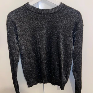 & Other Stories tröja - Sååå fin glittrig tröja från And other stories. Så gott som ny, inga defekter. Strl M.