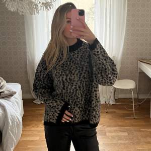 Säljer en jättesnygg leopard mönstrad tröja från & Other stories❤️