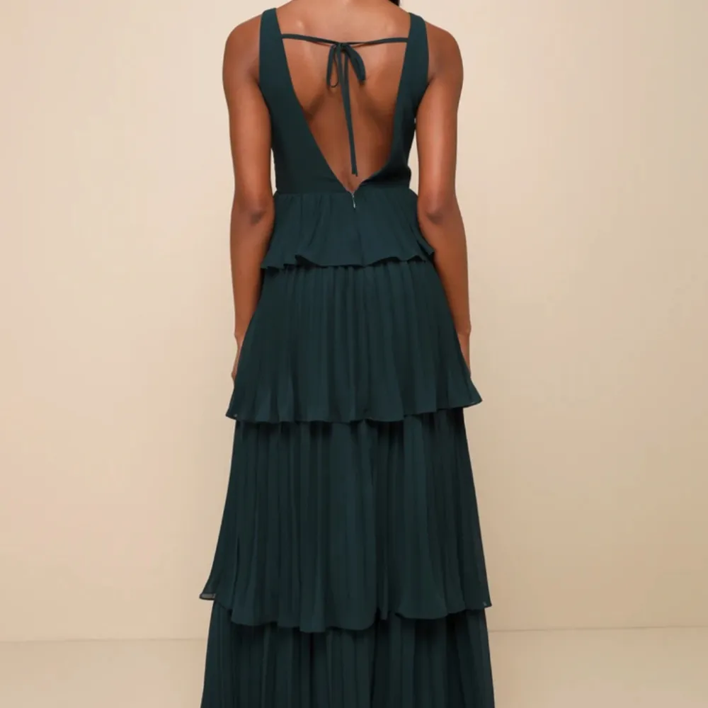 Ska sälja denna otroligt vackra långklänningen från Lulus💚testa en gång och alla lappar sitter kvar.  Pga komplicerat retursystem väljer jag att sälja den istället🤗 Nypris 1400kr. Klänningar.