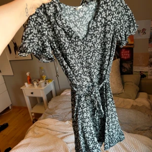 Sommarklänning  - Tunt material med ett ”bälte” som man kan ta av 