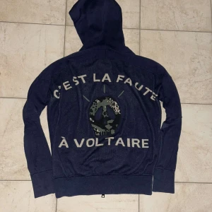 Zadig Voltaire Hoodie - En riktigt fet och sällsynt Zadig Voltaire Hoodie i storlek Small med tryck på ryggen.  | Nypris ca 4500kr | Vårat pris endast 1500kr | Skick 9-10 knappt använd | Hör av dig vid frågor!🔔