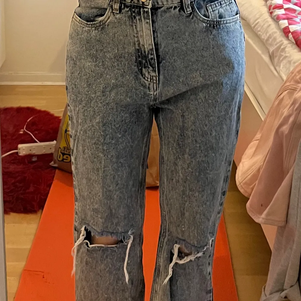 Aldrig använda jeans i bra skick. Det är en vanlig passningsform.  Dem är lite baggy men med utsvängda byxben. Mid waist. Jag är 155 cm och byxorna är lite stora på mig. . Jeans & Byxor.