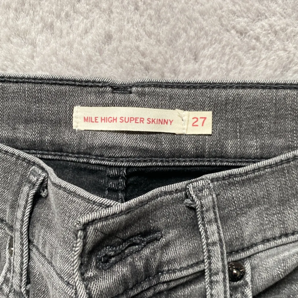 Använt fåtal gånger, hel överallt. Köparen står för frakten. Jeans & Byxor.