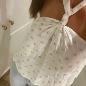 Topp Zara - Säljer denna populära somriga toppen från zara då har ej får någon användning av den. Den är helt ny!! Hör av er vid intresse/ frågor annars går det bra att trycka på ”köp nu”😇💓