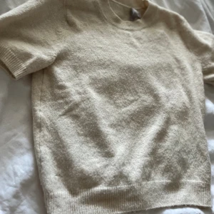Stickad tshirt  - Säljer denna superfina stickade T-shirten från hm då den inte kommer till så mycket användning 🥰🥰