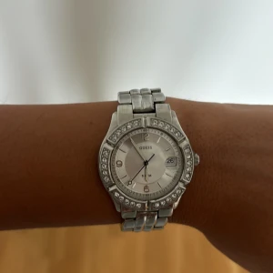 Guess klocka silver  - Inga repor som ny 