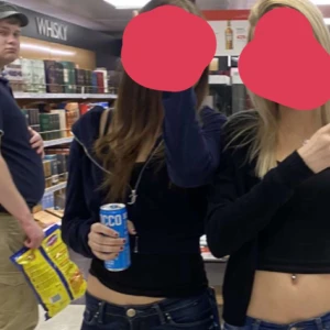 JUICY COUTURE - Säljer denna jättefina zip tröjan. Orginal pris ligger på 1300.❤️ Hör av er om ni har några frågor om priser eller något annat❤️❤️❤️Passar både s och m . Materialet är ej velour.