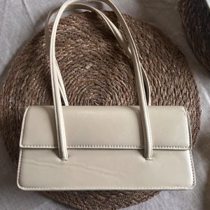 Handväska - Naturvit handväska från MANGO, aldrig använd🤍✨🪩