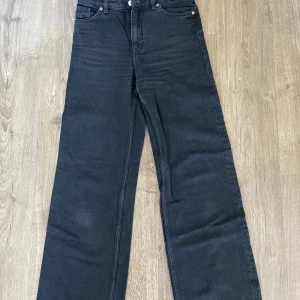 Midwaist Jeans - Gråsvarta jeans från monki som tyvärr inte används, jättefint skick. Pris kan diskuteras 💕