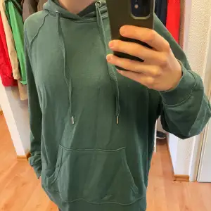 Grön oversized hoodie från HM divided ,  Bra skick, köpt för ungefär 300