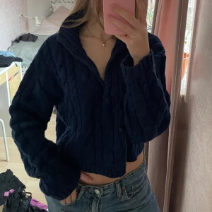 Stickad tröja - Så fin stickad tröja från Nakd. Knappt använd. Finns en hake upptill som gör att man kan stänga tröjan vid bröstet. Storlek S. Frakt tillkommer. 💖💖