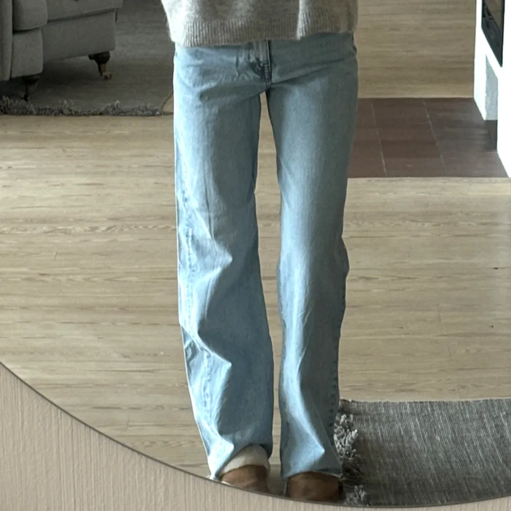 Så fina jeans från zara, högmidjade och ljusblå. Bara använda få gånger. Perfekta till vår och sommar 🩵. Jeans & Byxor.