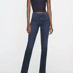 Säljer dessa mörkblå bootcut jeans ifrån Zara då de inte kommer till användning. Har använt de Max 4 gånger så väldigt bra skick. De är midwaist/ lowwaist. Nypris 399