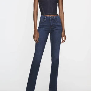 Mörkblå bootcut jeans från Zara - Säljer dessa mörkblå bootcut jeans ifrån Zara då de inte kommer till användning. Har använt de Max 4 gånger så väldigt bra skick. De är midwaist/ lowwaist. Nypris 399