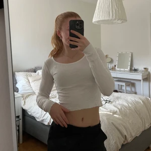 Croppad långärmad - En tunn vit ribbad långärmad från Bik Bok i storlek XS 🤍