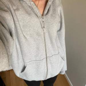 Jättefin hoodie från brandy🤍har en liten fläck på insidan men annars i nyskick, frakt tillkommer