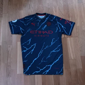 Manchester city fotbollströja haaland. - Riktigt snygg håland tröja. Säljer pga att jag inte använder längre ⭐️ riktigt go kvalité.