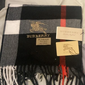 Cashmere Burberry Halsduk - Denna burberry halsduk är endast provad och säljer den nu för den bara tar upp plats i garderoben och aldrig kommer till användning.  Priset är såklart justerbart. Den är gjord av 100% Cashmere. Alla tags från när jag köpte den är kvar som ni ser.