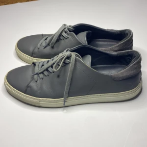 Axel Arigato clean 90 - Tja! Säljer ett par feta Axel Arigato clean 90s Perfekta nu för sommaren☀️🌊 Nypris:2590kr Vårat pris:699kr Fast pris!✨ Inget OG  Strl-45 Skick:7/10 Skicka meddelande vid frågor!🌟