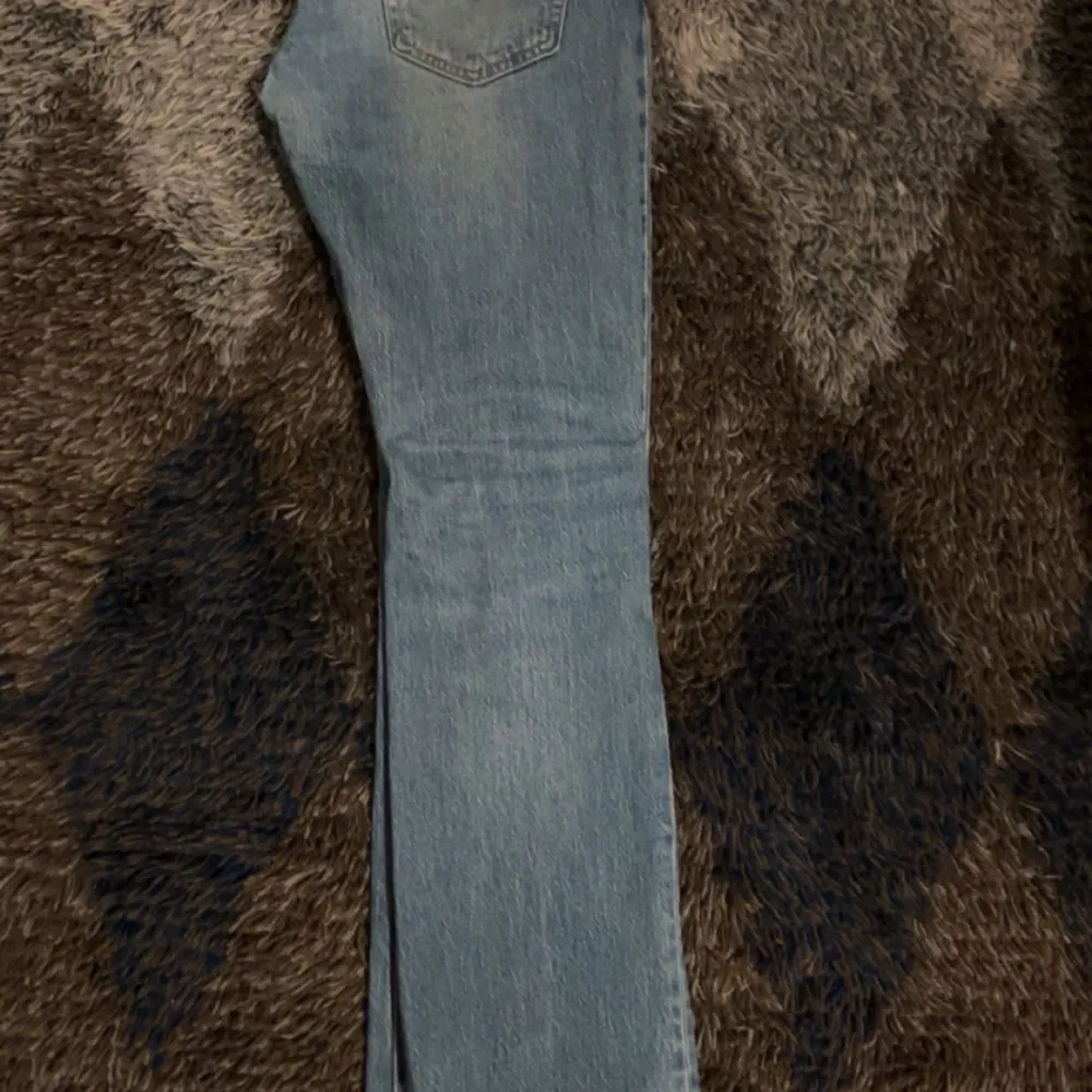 Jeans från Levis i modellen 527. Dem är alltså bootcut. Säljer dem för att dem inte kommer till användning!. Jeans & Byxor.
