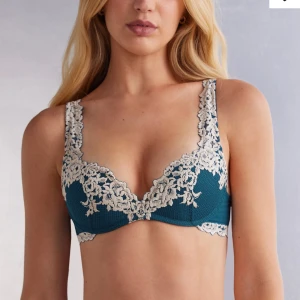 Intimmismi bh - Säljer intimmismi bh för billigt pris eftersom den inte passar och det inte går att returnera den. B75 och är helt som ny. Fler bilder/ närmare bilder kan skickas. Bhn är i nyskick 