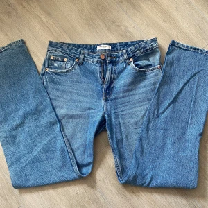 Midwaist jeans  - Säljer denna blå midwaist jeans från Pull&Bear. Nästintill oanvända 