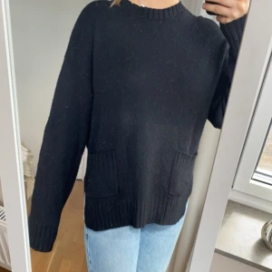  Stickad tröja   - Svart stickad tröja från Carin Wester. Den är i fint skick