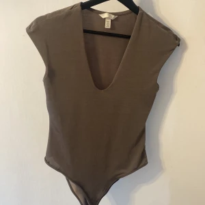Body - Body från hm som är lite glittrig och perfekta fest toppen, storlek S aldrig använd.