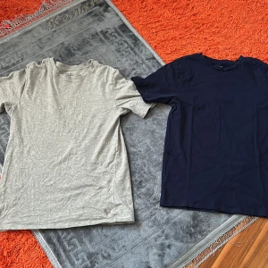 Ralph lauren t shirt 2 pack - Hej säljer mina två Ralph lauren t shirts som kom i ett två pack. De är två perfekta t shirts nu inför sommaren som passar med allt. Tröjorna är i jätte bra skick. Tshirtsen kom i ett 2 pack som kostade 749kr. Jag säljer båda t shirtsen för 325kr