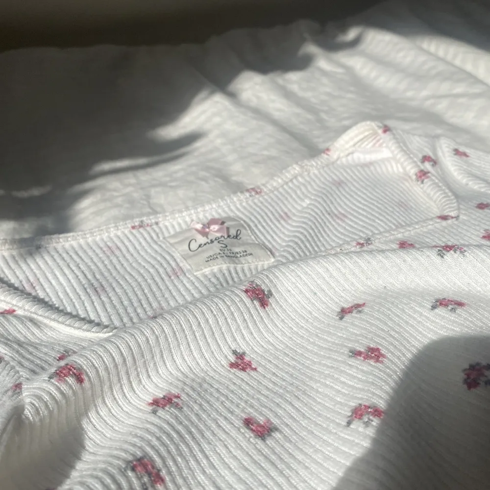 En jättefin mjuk tröja i storlek S med söta små rosa blommor på 💗🌸. Tröjor & Koftor.