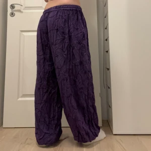 Hippie byxor - Så sköna, fina och bohemiska byxor. De är One size, alltså väldigt stretchiga. De är lite långa på mig som är 162cm men funkar ändå. Dom är nästan som nya💗Skriv om du har frågor!